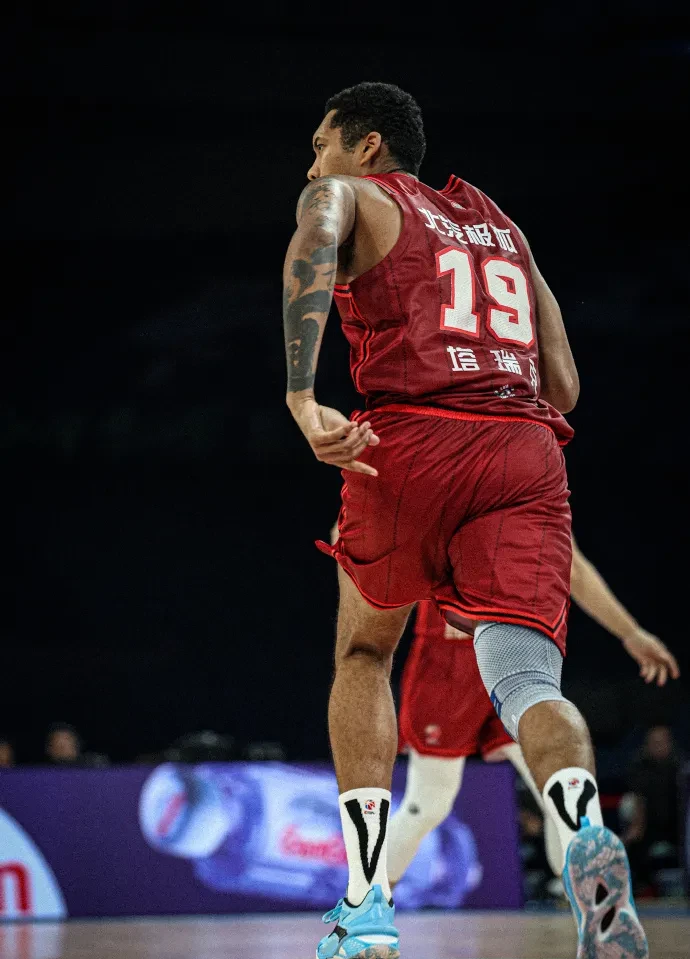 北京队碾压马刺，布伦森点燃赛场