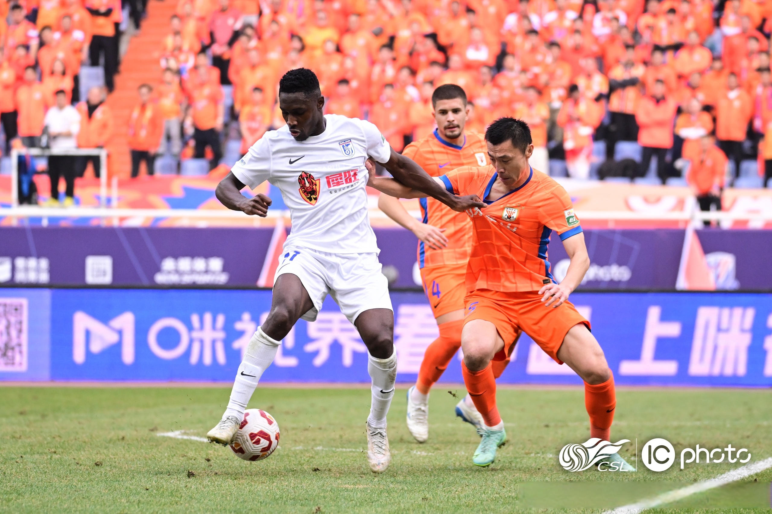 包含足球联赛竞争白热化，各队全力以赴争夺冠军的词条