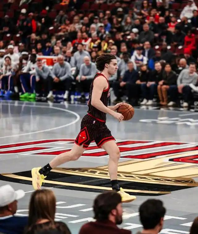 包含公牛惊险击败尼克斯，拉文绝杀时刻成为球队英雄的词条