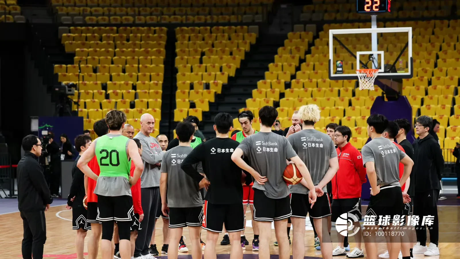 比赛中球员们展现了卓越的技术和团队合作,赢得了观众的喝彩的简单介绍 比赛中球员们展现了卓越的技术和团队合作,赢得了观众的喝彩的简单介绍