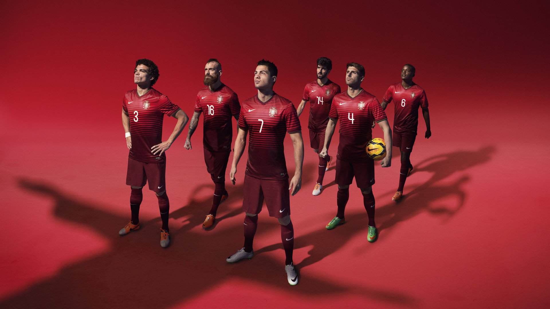 绿茵与赛道，当AC米兰冲垮丹麦，莱万在F1街道赛接管比赛